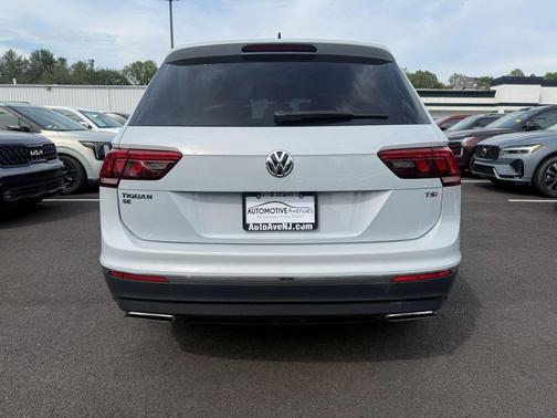 White Silver Metallic 2018 Volkswagen Tiguan 2.0T SE