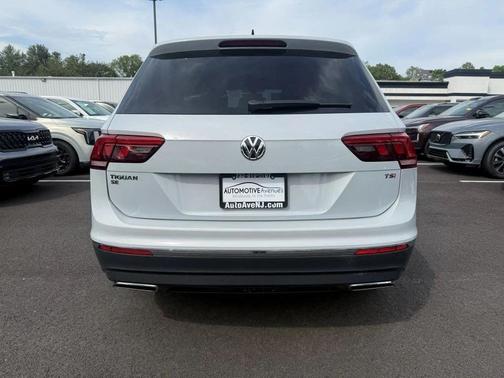 White Silver Metallic 2018 Volkswagen Tiguan 2.0T SE