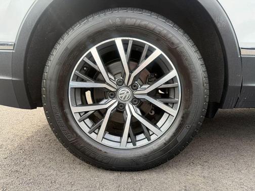 White Silver Metallic 2018 Volkswagen Tiguan 2.0T SE