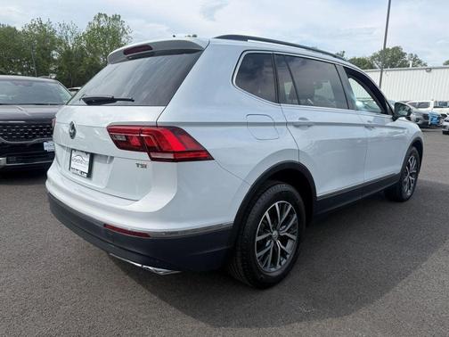 White Silver Metallic 2018 Volkswagen Tiguan 2.0T SE