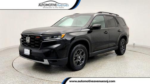 Crystal Black Pearl 2025 Honda Pilot TrailSport