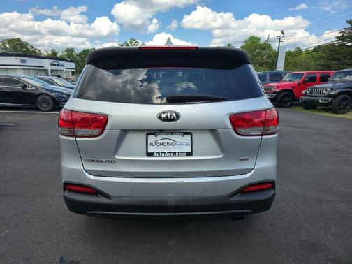 Sparkling Silver 2017 Kia Sorento LX