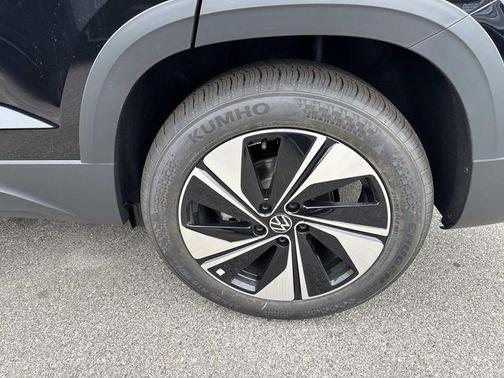 Deep Black 2026 Volkswagen Taos SE