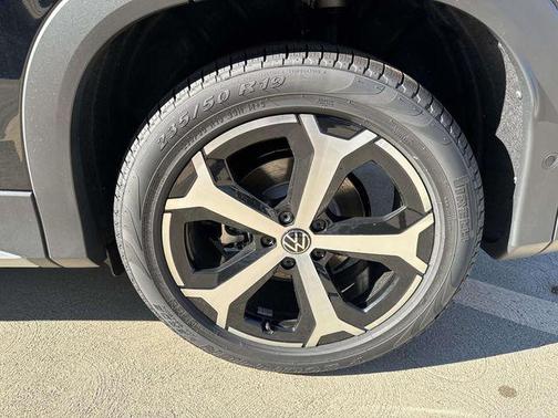 Deep Black 2026 Volkswagen Tiguan 2.0T SE