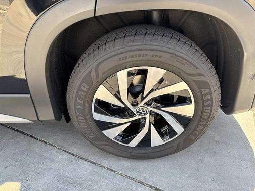 Deep Black Pearl 2025 Volkswagen Tiguan 2.0T S