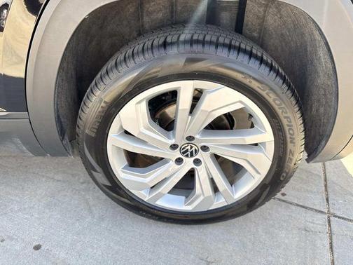 Deep Black 2023 Volkswagen Atlas 3.6L SE w/Technology