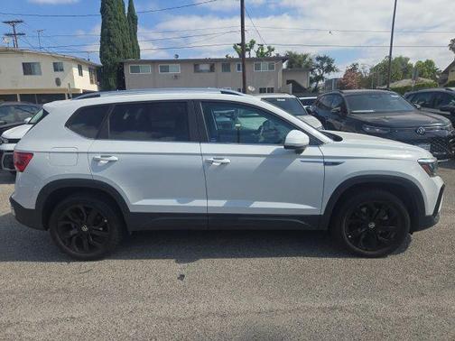 Pure White 2023 Volkswagen Taos 1.5T SE
