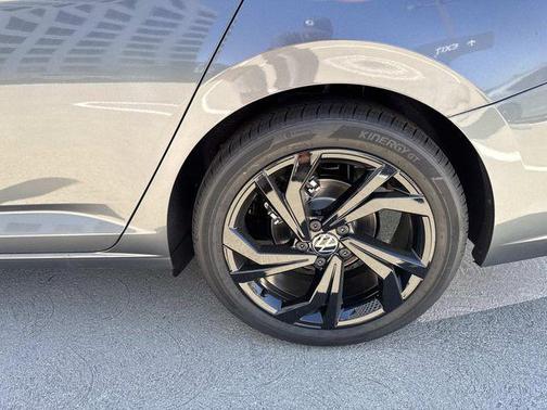 Platinum Gray 2026 Volkswagen Jetta 1.4T SE