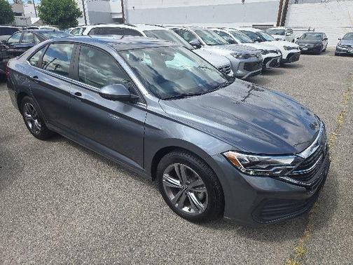 Platinum Gray Metallic 2022 Volkswagen Jetta 1.5T SE