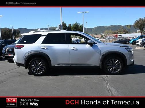 2024 Nissan Pathfinder SL FWD