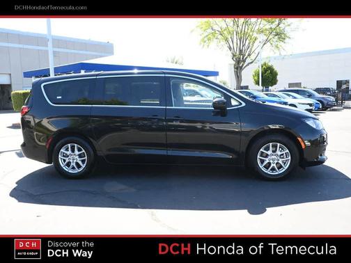 Brilliant Black Crystal Pearlcoat 2023 Chrysler Voyager LX