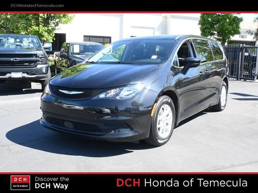 Brilliant Black Crystal Pearlcoat 2023 Chrysler Voyager LX