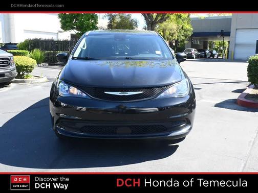 Brilliant Black Crystal Pearlcoat 2023 Chrysler Voyager LX