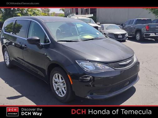 Brilliant Black Crystal Pearlcoat 2023 Chrysler Voyager LX