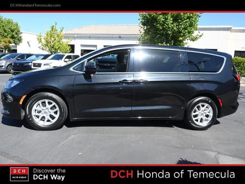 Brilliant Black Crystal Pearlcoat 2023 Chrysler Voyager LX