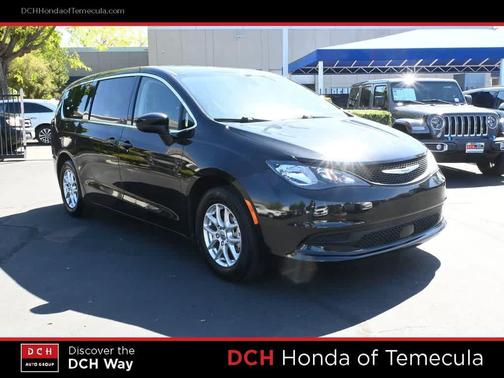 Brilliant Black Crystal Pearlcoat 2023 Chrysler Voyager LX