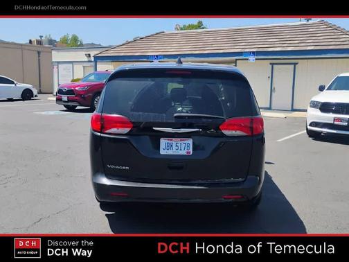 Brilliant Black Crystal Pearlcoat 2023 Chrysler Voyager LX