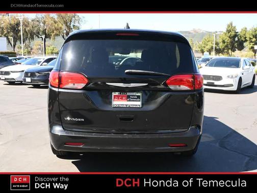 Brilliant Black Crystal Pearlcoat 2023 Chrysler Voyager LX