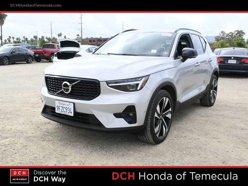 Silver Dawn Metallic 2023 Volvo XC40 B5 Ultimate Dark Theme