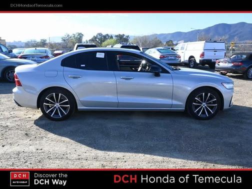 2022 Volvo S60 T5 Momentum