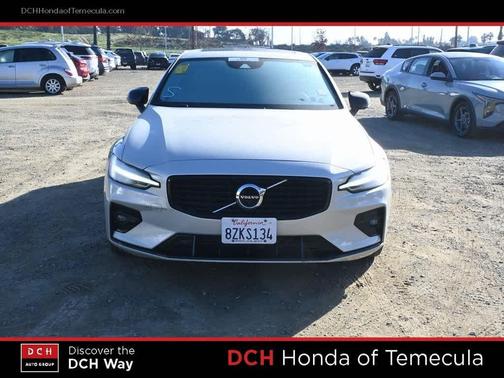 2022 Volvo S60 T5 Momentum