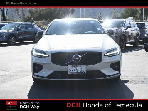 2022 Volvo S60 T5 Momentum