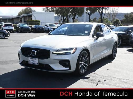 2022 Volvo S60 T5 Momentum