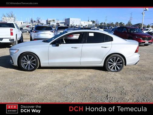 2022 Volvo S60 T5 Momentum