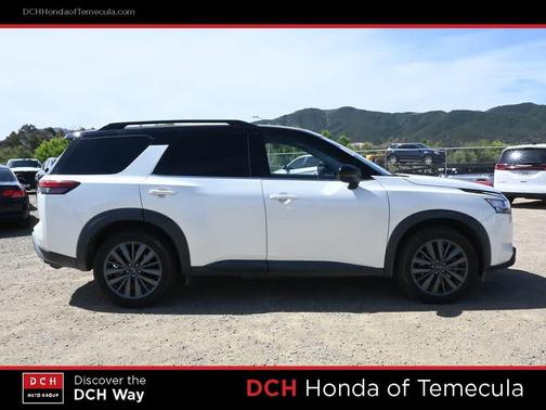 Pearl White Tricoat/Super Black 2022 Nissan Pathfinder SL 2WD