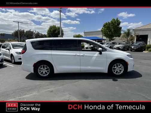 Bright White Clearcoat 2023 Chrysler Pacifica Touring L