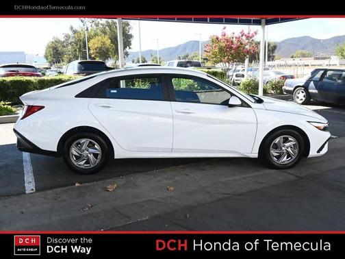 2024 Hyundai ELANTRA SE