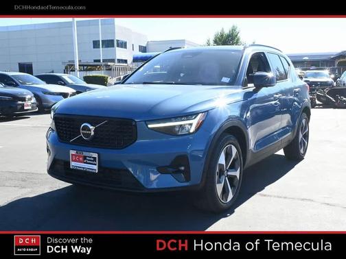 2023 Volvo XC40 B4 Ultimate Dark Theme