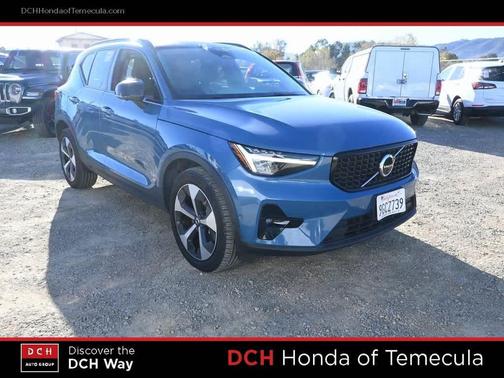 2023 Volvo XC40 B4 Ultimate Dark Theme