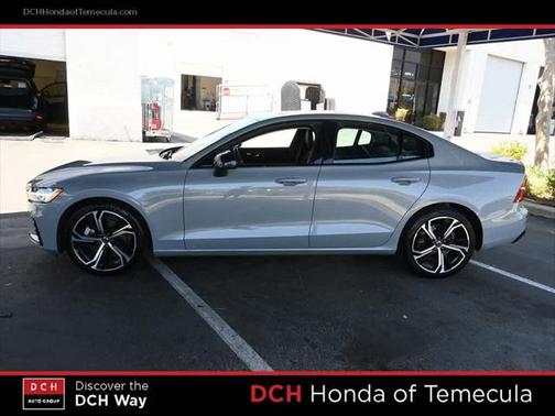 2024 Volvo S60 B5 Core Dark Theme