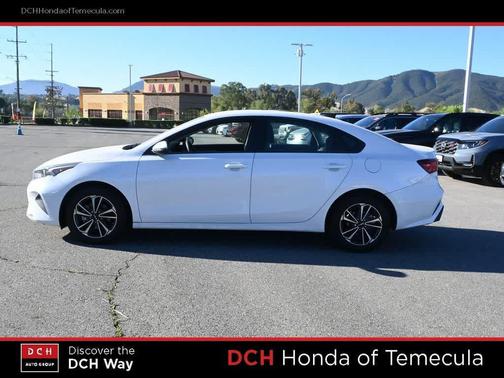 Snow White Pearl 2024 Kia Forte LXS