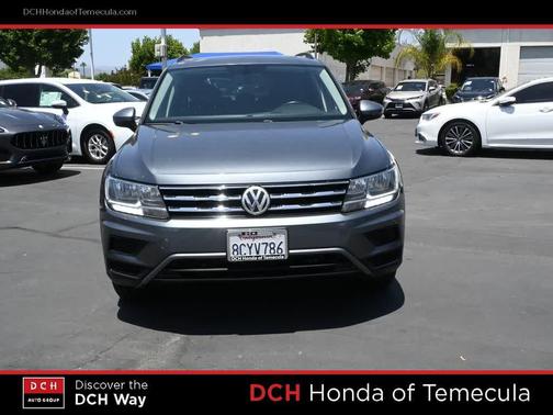 Platinum Gray Metallic 2018 Volkswagen Tiguan 2.0T SE