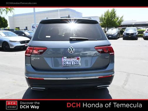 Platinum Gray Metallic 2018 Volkswagen Tiguan 2.0T SE