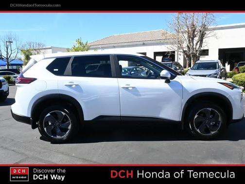 Everest White Pearl Tricoat 2026 Nissan Rogue SV