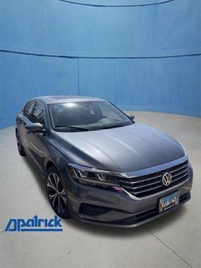 Platinum Gray Metallic 2022 Volkswagen Passat 2.0T SE