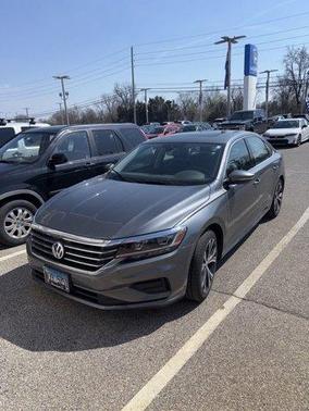 Platinum Gray Metallic 2022 Volkswagen Passat 2.0T SE