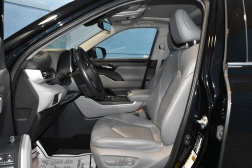 Midnight Black Metallic 2022 Toyota Highlander XLE