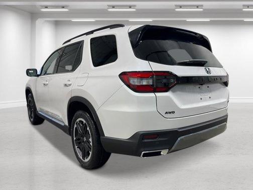 Platinum White Pearl 2026 Honda Pilot Sport