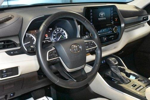 Midnight Black Metallic 2022 Toyota Highlander XLE