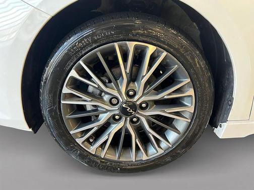 Snow White Pearl 2024 Kia Forte GT-Line