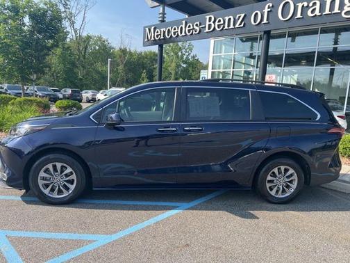 2022 Toyota Sienna XLE 8 Passenger