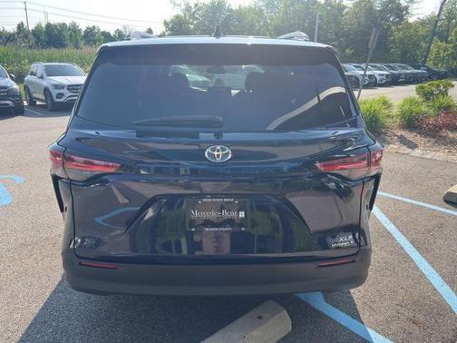 2022 Toyota Sienna XLE 8 Passenger
