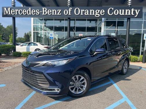 2022 Toyota Sienna XLE 8 Passenger