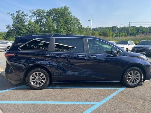 2022 Toyota Sienna XLE 8 Passenger