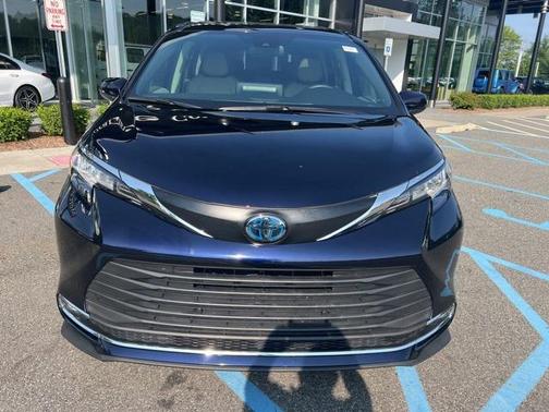 2022 Toyota Sienna XLE 8 Passenger