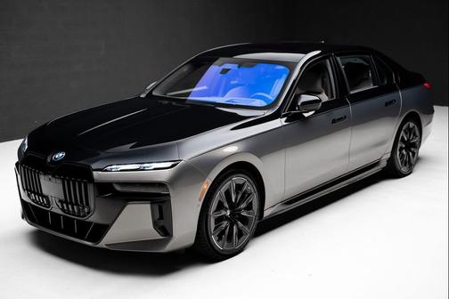 Oxide Grey Metallic 2023 BMW i7 xDrive60
